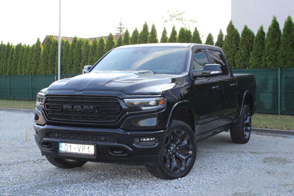 RAM 1500 z kierowcą